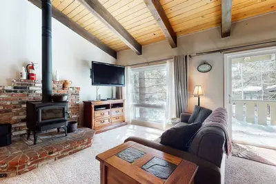 Image de Chateau de Montagne 15 On The Shuttle Route, Walk to Shopping Center, Washer Dryer by RedAwning