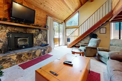 Image de Snowflower 81 Mountain Rustic with Great Complex Amenities, On The Shuttle Route by RedAwning