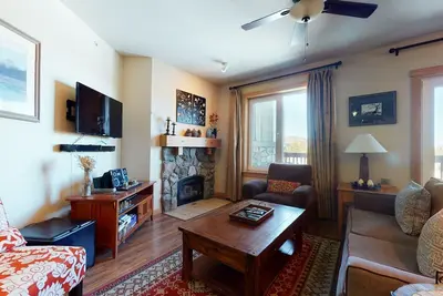 Image de Juniper Springs Lodge 539 Deluxe Condo Great Complex Amenities near Ski-In Ski-Out by RedAwning