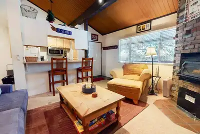 Image de Sierra Manors 75 Cozy and Comfy Condo, On the Shuttle Route by RedAwning