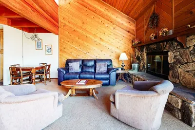 Image de Snowflower 68 Spacious End Unit With Great Complex Amenities, Quiet Location by RedAwning