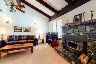 Image de Discovery 4 104 Pet-Friendly Rustic Mountain Cabin, Close to Canyon Lodge by RedAwning