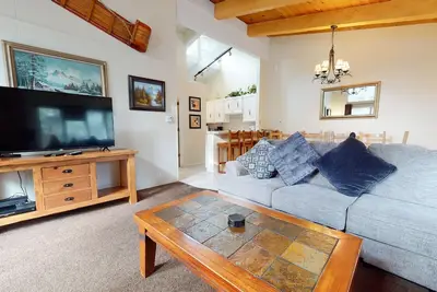 Image de Chateau de Montagne 29 Updated and Spacious with Private Washer Dryer, On The Shuttle Route by RedAwning