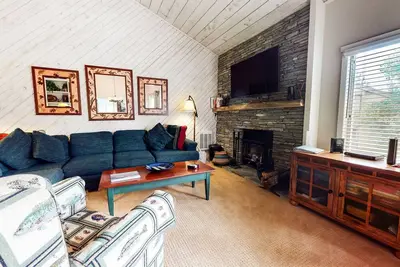 Image de Snowcreek Ii 202 Remodeled, Light and Bright Condo with Washer Dryer by RedAwning