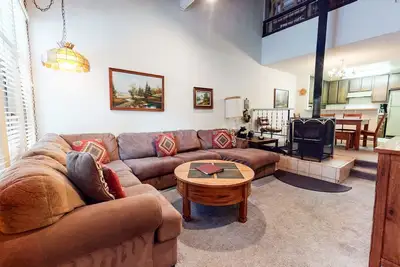 Image de St. Moritz 34 Cozy Centrally Located Condo With Great Complex Amenities by RedAwning