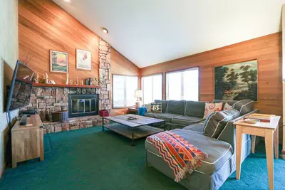 Image de Sierra Megeve 8 Cozy Yet Spacious Condo, Just A Short Walk To Canyon Lodge by RedAwning