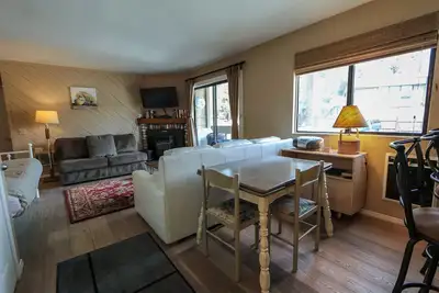 Image de La Vista Blanc 61 Cozy Studio in Central Location, Perfect Mountain Getaway by RedAwning