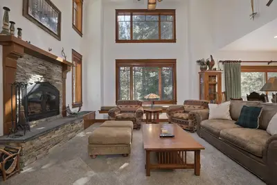 Image de Timbers 5 Large Luxury Home with Two Master Suites, Perfect for Families by RedAwning