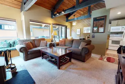 Image de Bigwood 62 Quiet and Cozy in Forest Setting, with Garage Parking by RedAwning
