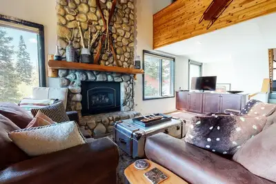 Image de Bridges Townhome 5 Large, Remodeled Mountain View Townhome with Private Jacuzzi, Steps to Eagle Lodge by RedAwning