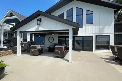 Image de Clear Lake Waterfront Home! Dream Home, enjoy the good life!