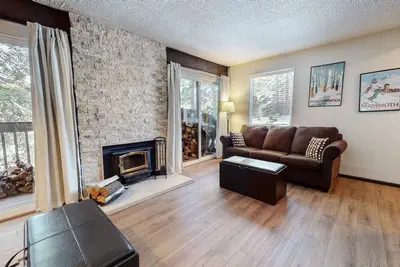 Image de Hidden Valley 37 Cozy Cabin with Great Complex Amenities Walk to the Village by RedAwning