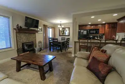 Image de Horizons 4 165 Updated Condo, Walk to Town, On Shuttle Route to Lodges by RedAwning