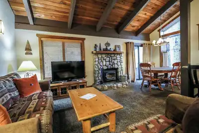 Image de Horizons 4 166 Updated Upstairs Unit with Private Washer Dryer, Walk to Town, On Shuttle Route to Lodges by RedAwning