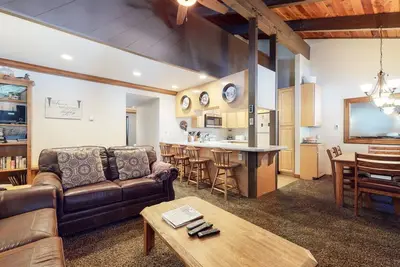 Image de Horizons 4 168 Updated Upstairs Unit with Private Washer Dryer, Walk to Town, On Shuttle Route to Lodges by RedAwning