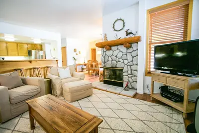 Image de Snowcreek V 887 Spacious and Bright, On the Snowcreek Golf Course by RedAwning
