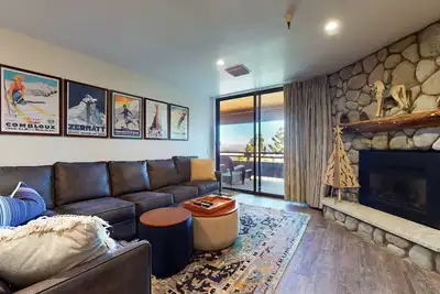 Image de Bridges 209 Remodeled, Stunning Mountain Views, Pet-Friendly, Ski-in Ski-out to Bridges by RedAwning