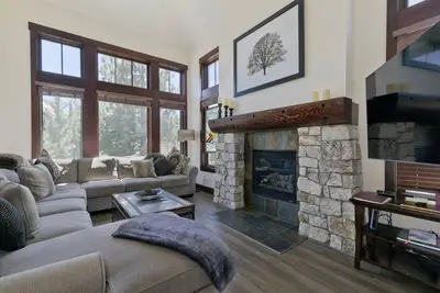 Image de Juniper Crest 25 5-Star Townhome with Breathtaking Views, Ski Back Trail from Eagle Lodge by RedAwning