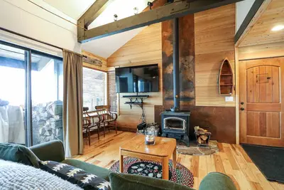 Image de Bigwood 80 Remodeled, Private Washer Dryer, Close to Eagle Lodge by RedAwning