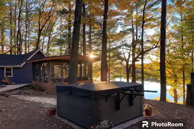 Image de Liten Stuga ~ Romantic Getaway ~ Hot Tub with Stunning Lake View ~ Dog Friendly