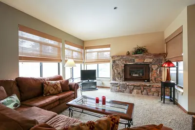Image de Silver Bear 22 Pet-Friendly, Cozy, Underground Parking, Walk to Canyon Lodge by RedAwning