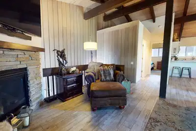 Image de Mammoth Estates 234 5-Star Mountain Modern remodeled Condo with Private Washer Dryer in Prime location by RedAwning
