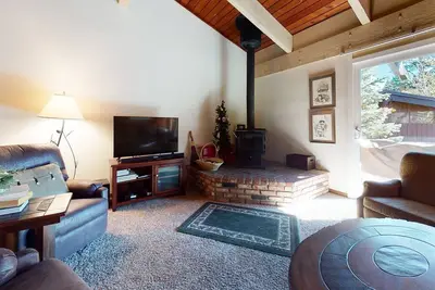 Image de Mammoth Estates 223 Lovely Mountain condo with Wood Burning Fireplace in Prime location by RedAwning