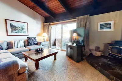 Image de Mammoth Estates 230 Great for groups, Wood Burning Fireplace, Amazing location by RedAwning