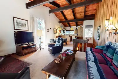 Image de Mammoth Estates 224 Wood Burning Fireplace, Prime location, Walk to The Village Gondola by RedAwning