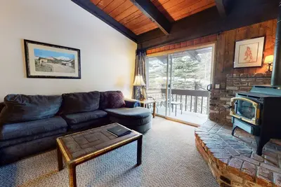 Image de Mammoth Estates 122 Cozy Mountain Cabin, Steps to Pool Jacuzzi, Walk to The Village Gondola by RedAwning