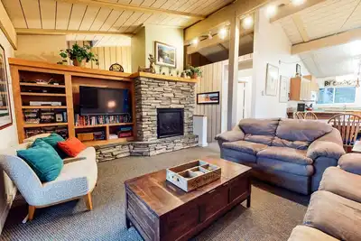 Image de Mammoth Estates 127 Large Mountain Cabin, Private Washer Dryer, Phenomenal location, Steps from The Village by RedAwning