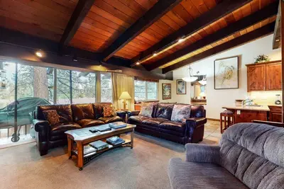 Image de Mammoth Estates 204 Large Mountain Condo with Updates, Cozy and Clean, Walk to The Village by RedAwning