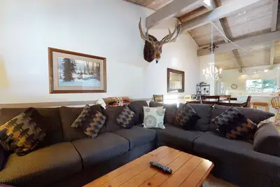 Image de Mammoth Estates 203 Pet-friendly Large Mountain Condo with Wood Burning Fireplace by RedAwning