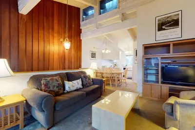Image de Mammoth Estates 132 Family favorite, Spacious Floorplan, Steps to Jacuzzi pool by RedAwning