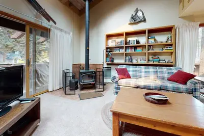 Image de Mammoth Estates 111 Well crafted, Prime location, Walk to The Village Gondola by RedAwning