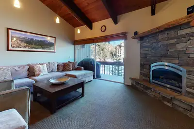 Image de Mammoth Estates 125 Chic Mountain condo, Private Washer Dryer, Walk to The Village, Gondola by RedAwning