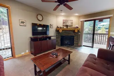 Image de Mammoth Estates 110 Prime Location, Near Jacuzzi pool, Walk to The Village Gondola by RedAwning