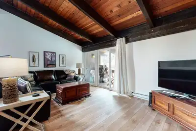 Image de Mammoth Estates 116 Large Family Condo, Updates, Walk to the Village Gondola by RedAwning