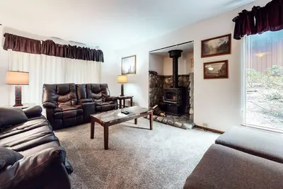 Image de Mammoth Estates 136 Phenomenal location, Steps from The Village, Gondola and more. by RedAwning