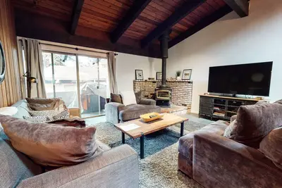 Image de Mammoth Estates 228 Mountain condo with Wood Burning Fireplace, Walk to The Village by RedAwning
