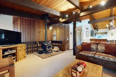 Image de Mammoth Estates 129 Rustic Spacious condo. Prime location, Bus stop near by, Walk to The Village by RedAwning
