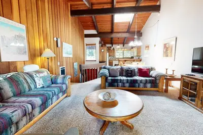 Image de Mammoth Estates 227 Mountain rustic with Wood Burning Fireplace, Amazing location by RedAwning