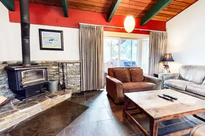 Image de Mammoth Estates 215 Artistic design Mountain Cabin, Fabulous location, Walk to The Village by RedAwning