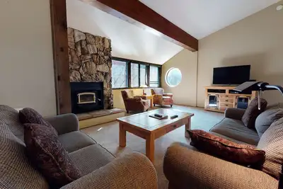 Image de Helios North 6 Spacious and Bright, Pet-Friendly, Walk to The Village Gondola by RedAwning