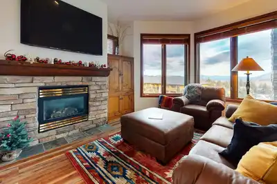 Image de Eagle Run 103 5-Star Ski-in Ski-out Luxury, End unit and upgraded with Washer Dryer by RedAwning