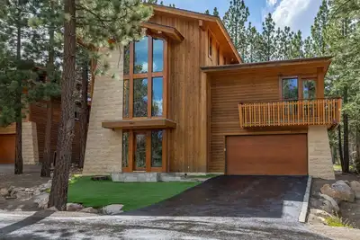 Image de Obsidian 7 Deluxe 5000 sq ft House, Private Jacuzzi and Movie Theater, Close to Eagle by RedAwning