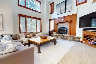 Image de Timbers 6 Updated and Pet-Friendly, Private Jacuzzi, Private Garage by RedAwning