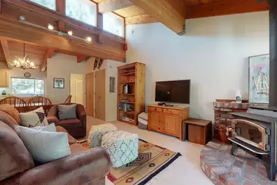 Image de Mammoth Estates 134 Rustic and Cozy, Light and Bright with Wood Burning Fireplace by RedAwning