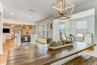 Image de \"Amelia On My Mind\"\nBeach house with backyard and screened porch - sleeps 8