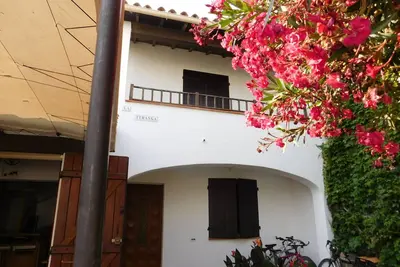 Image de appartement dans maison avec cour proche mer et commerces